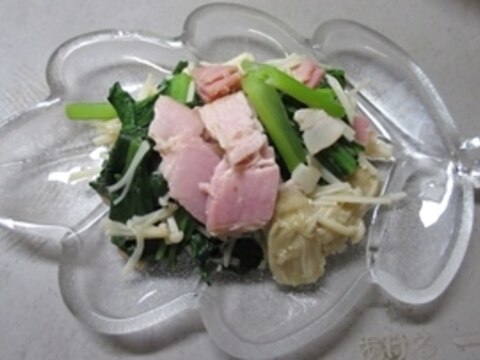 我が家の定番おかず♪小松菜とエノキのベーコン炒め